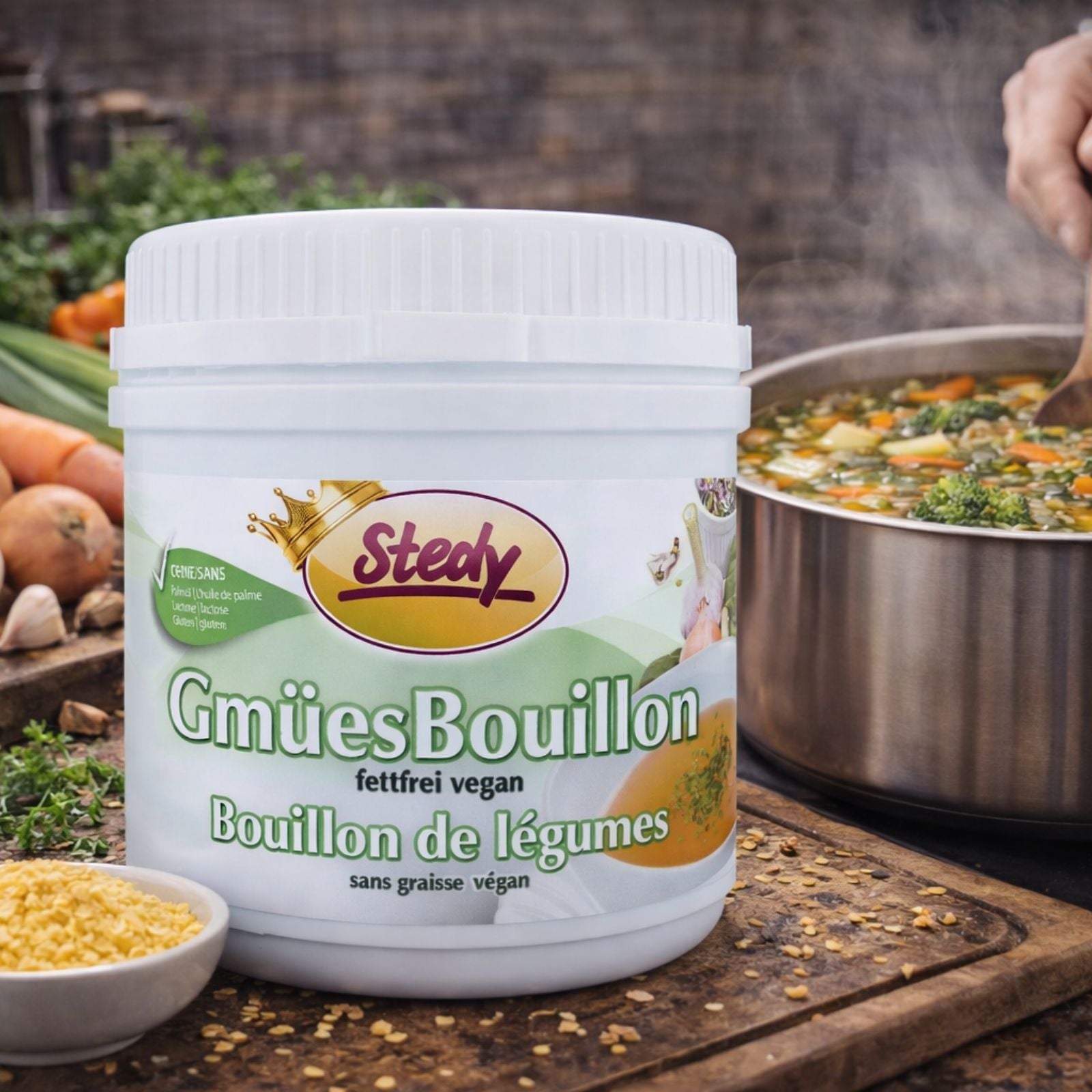 Gmües Bouillon von Stedy neben einem Topf mit Suppe und frischen Zutaten arrangiert