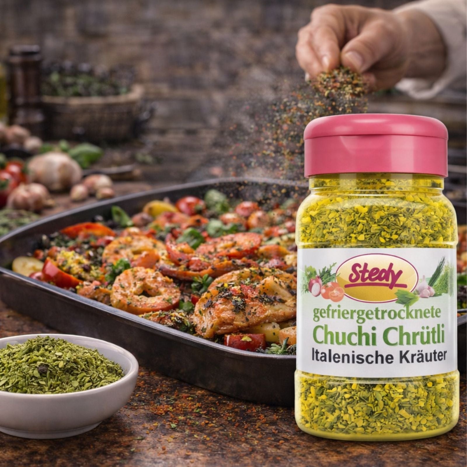 Stedy Italienische Kräuter beim Verfeinern eines Ofengerichts – mediterranes Aroma direkt aus dem pinken Streuer.