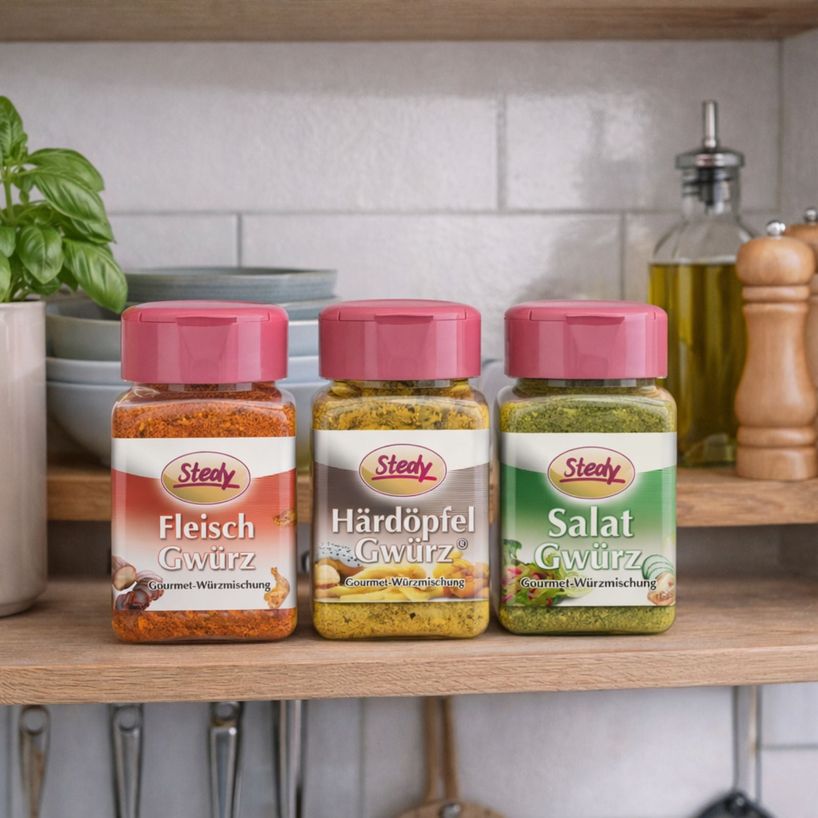 Stedy Gewürzset mit drei Streuer auf Küchenregal mit Kräutern und Öl
