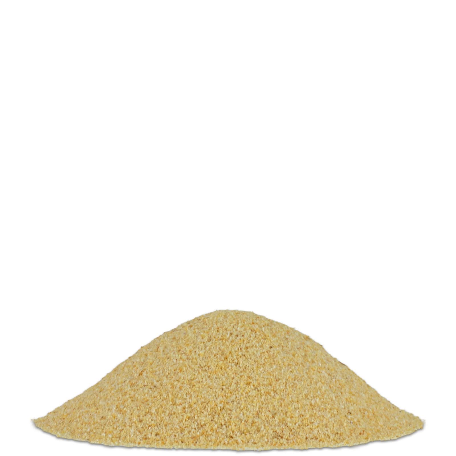 Häufchen Knoblauchgranulat, hellgelbes Gewürzpulver freigestellt