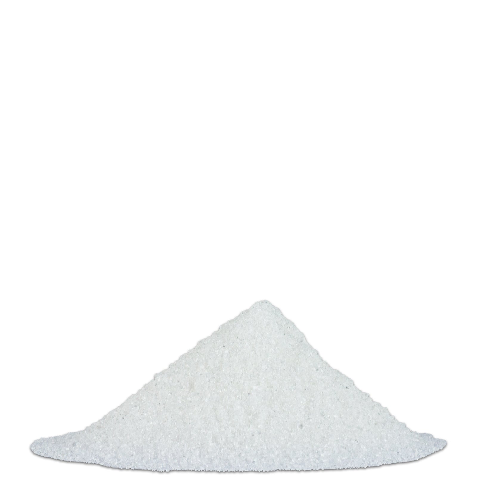 Haufen grobes Meersalz, freigestellt auf hellem Hintergrund