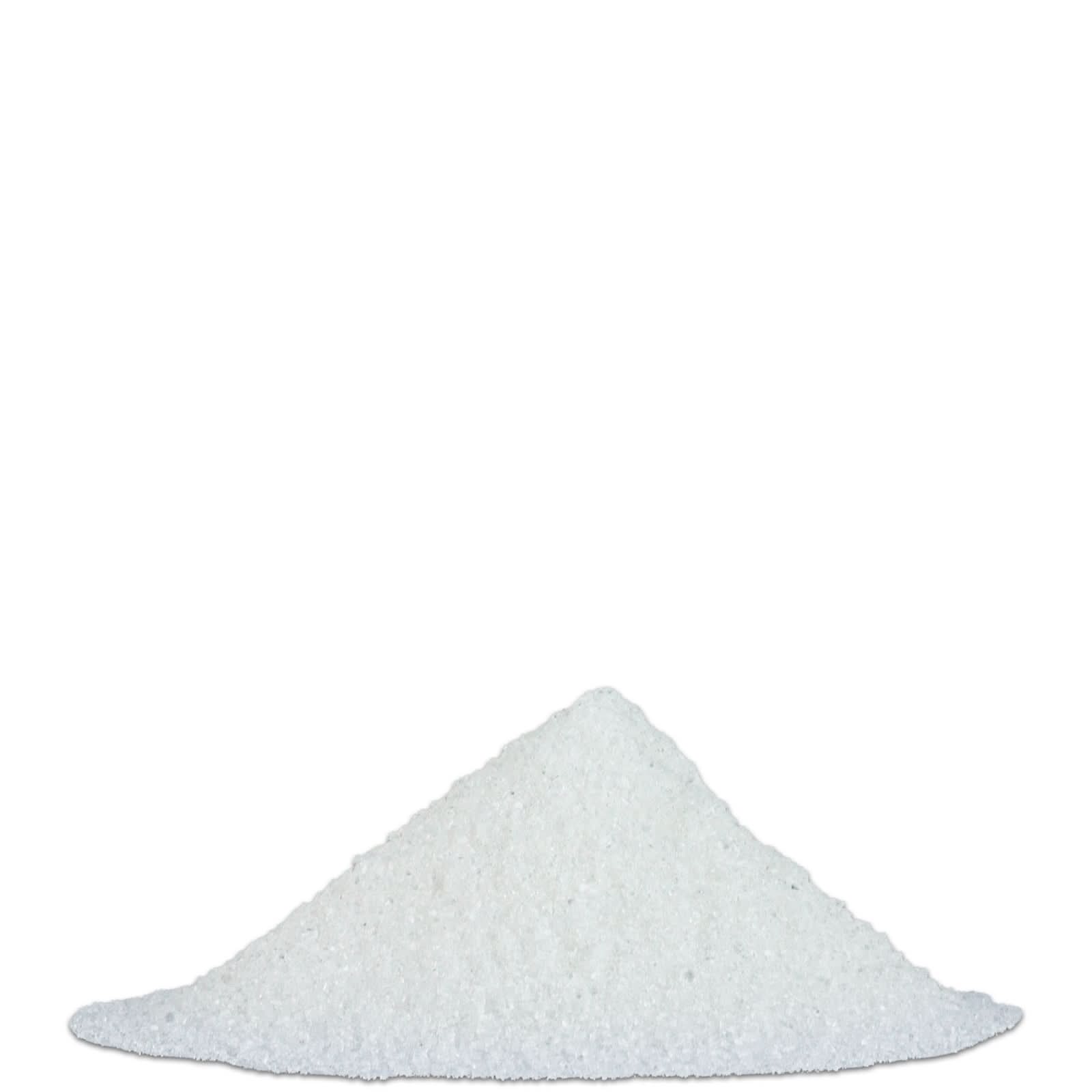 Haufen grobes Meersalz, freigestellt auf hellem Hintergrund