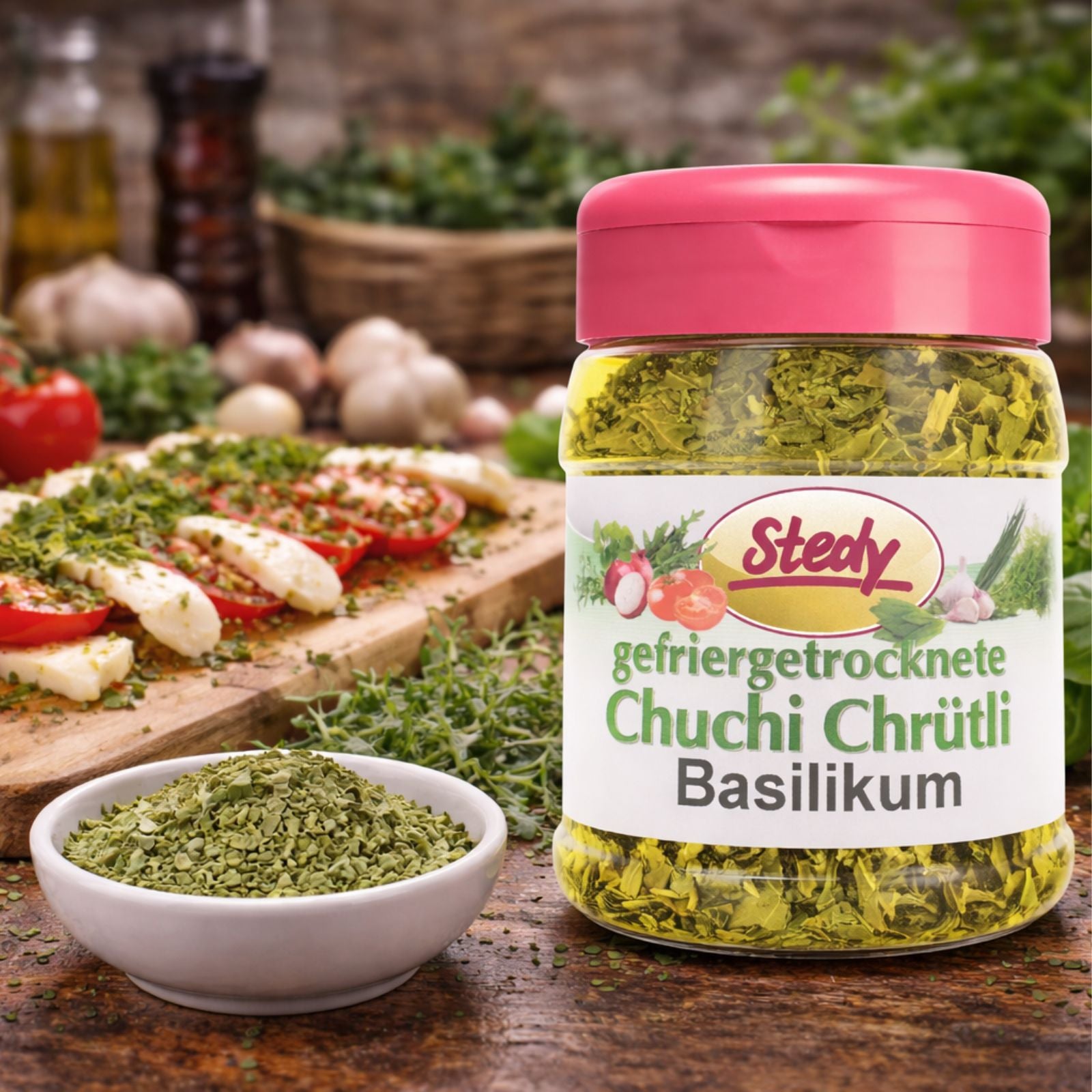 Stedy Chuchi Chrütli Basilikum neben Tomaten-Mozzarella-Schnitten und Kräuterschälchen auf dem Tisch.