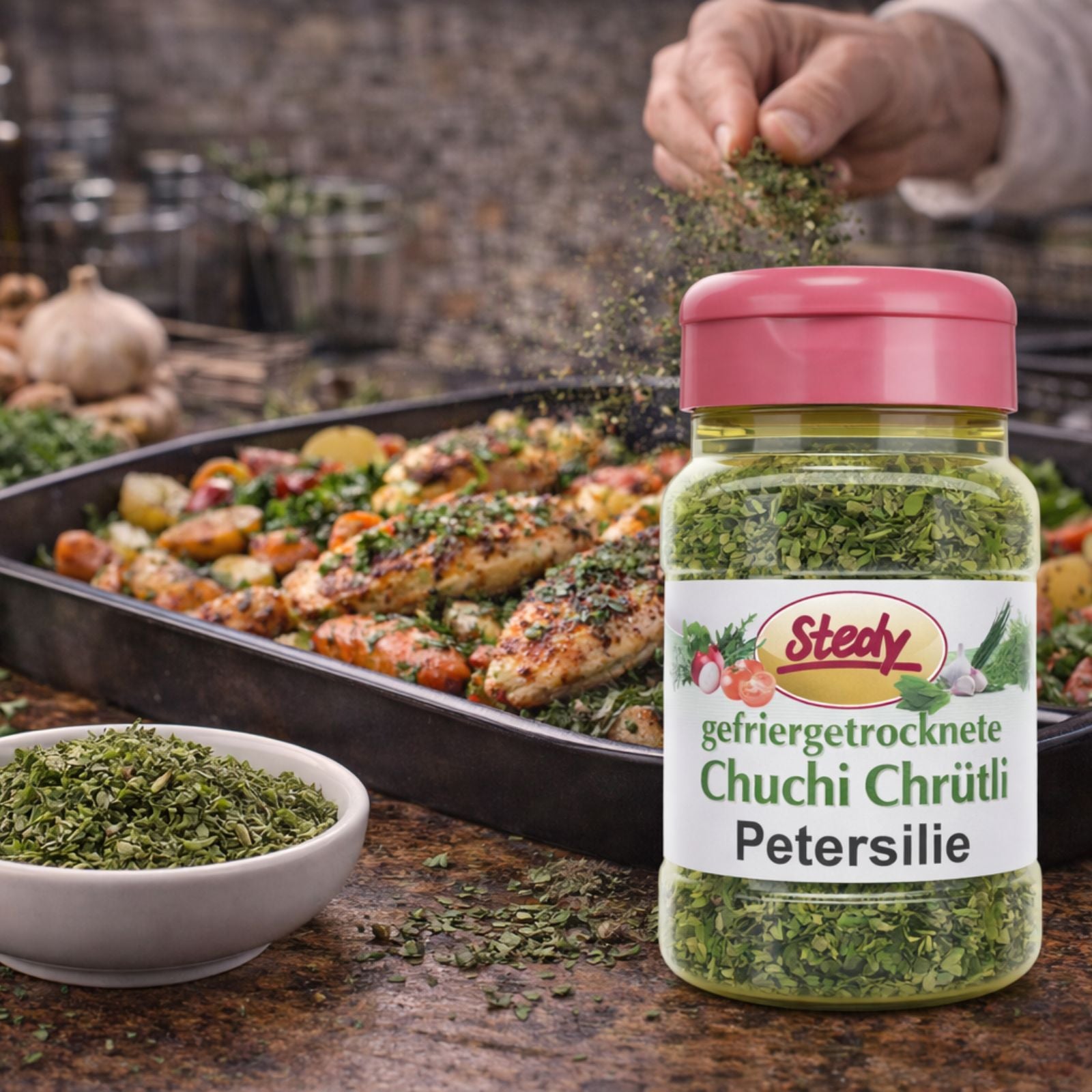 Gefriergetrocknete Petersilie von Stedy neben einem Blech mit Gemüse aus dem Ofen, Anwendung im Hintergrund.