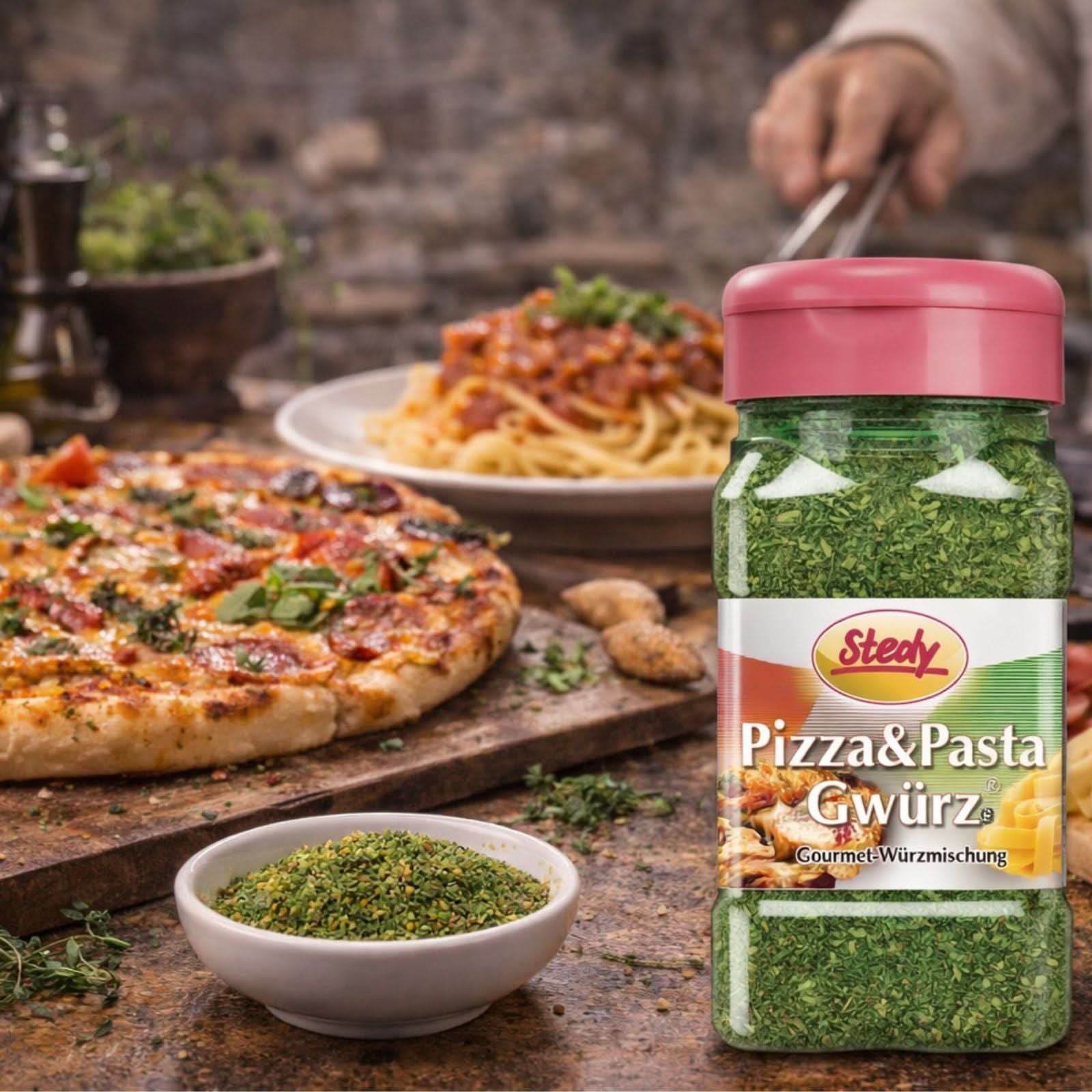 Stedy Pizza & Pasta Gwürz neben Pizza und Pasta angerichtet auf einem Holztisch.