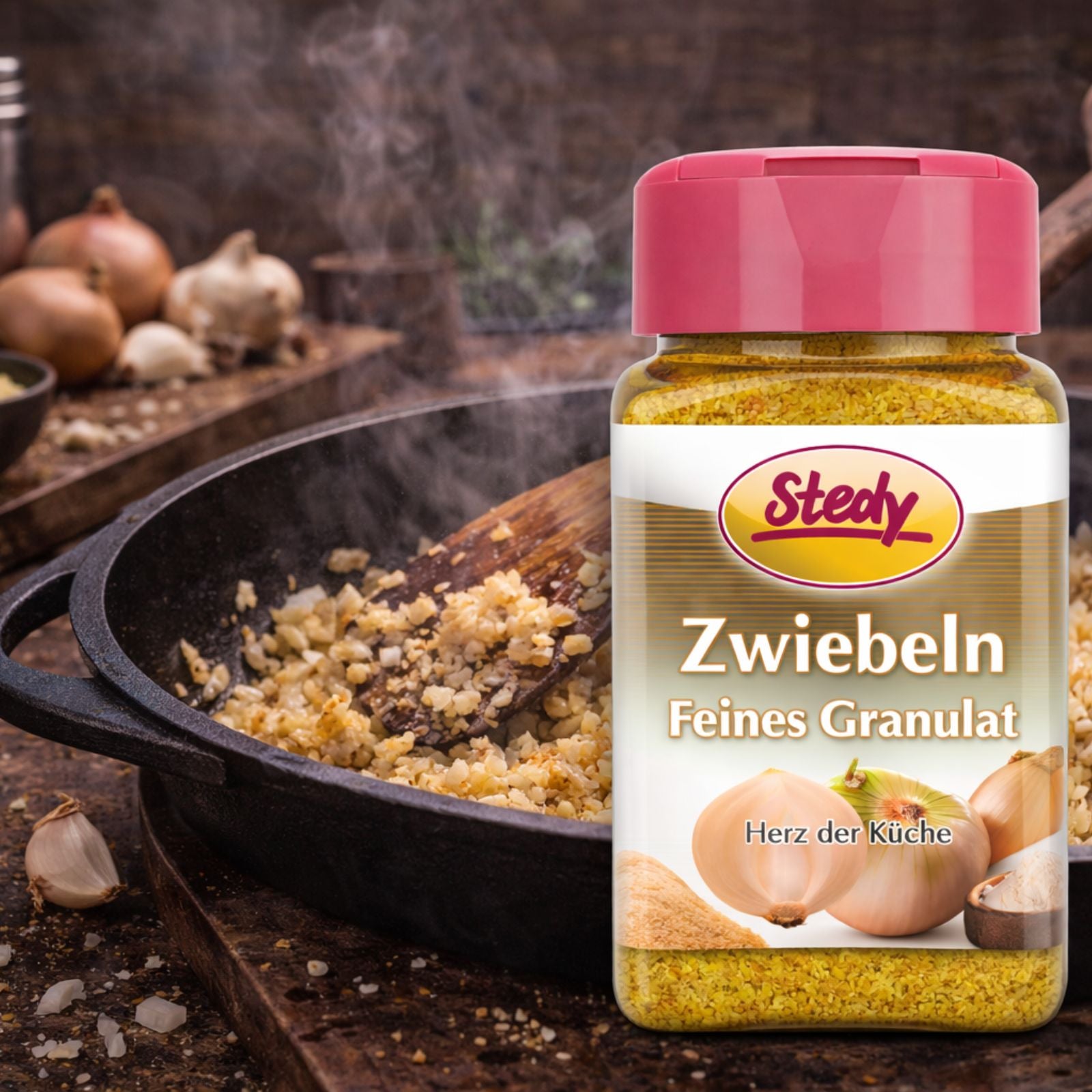 Zwiebelgranulat im Streuer beim Kochen in der Pfanne, rustikale Küchenszene