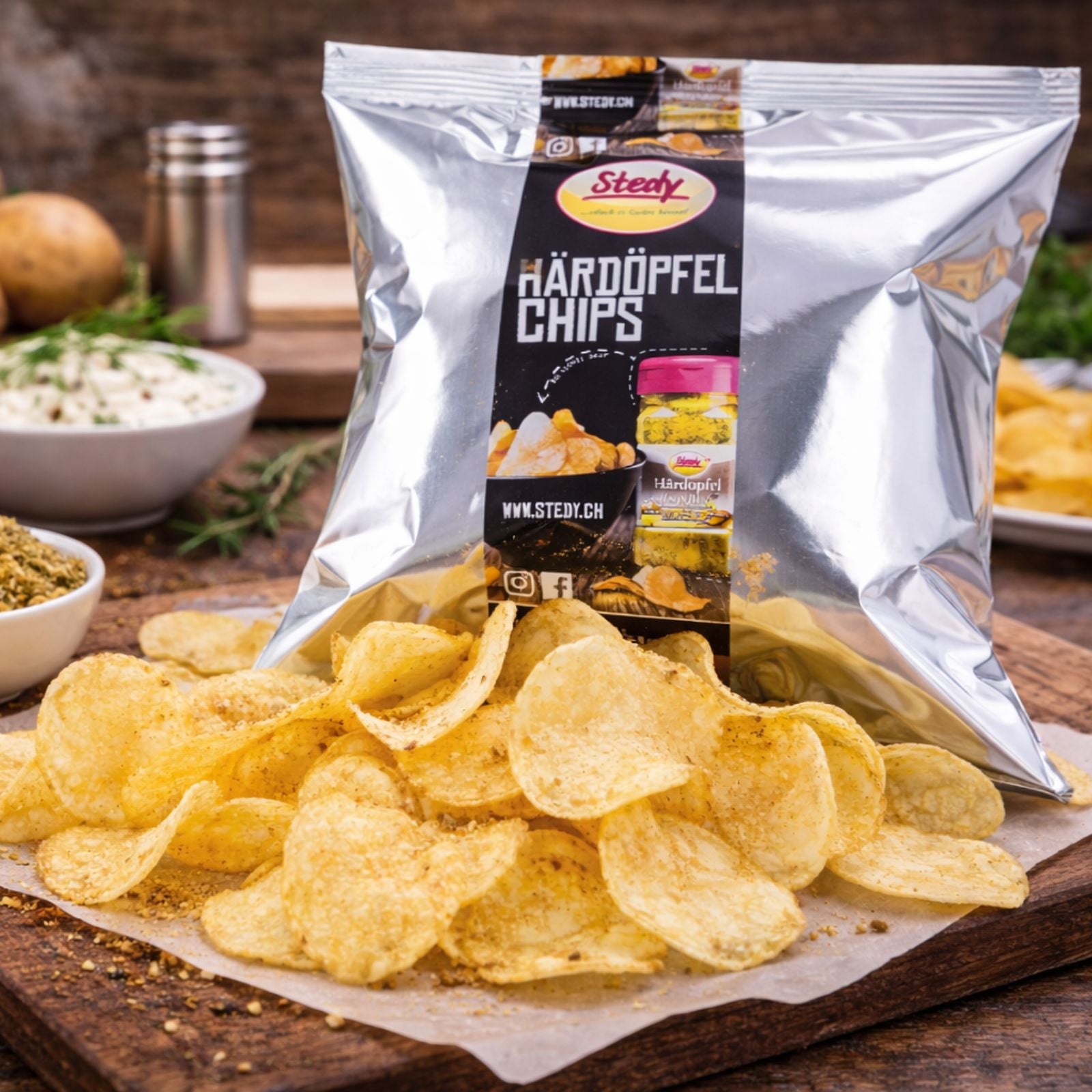 Stedy Kartoffelchips serviert auf Holzbrett, Snack- und Genussmoment