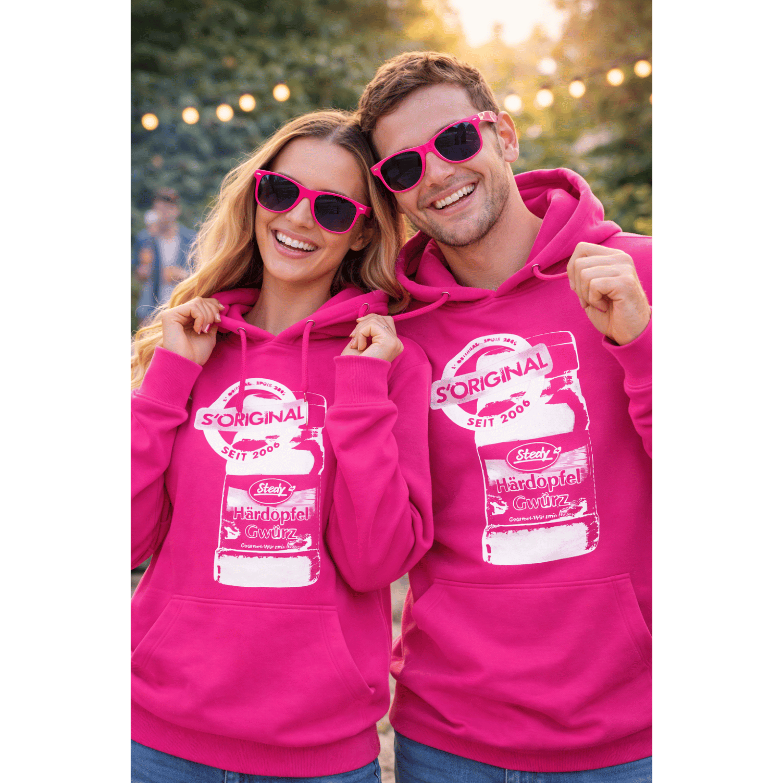 Mann und Frau im pinken Steady-Hoodie, lachend im Freien