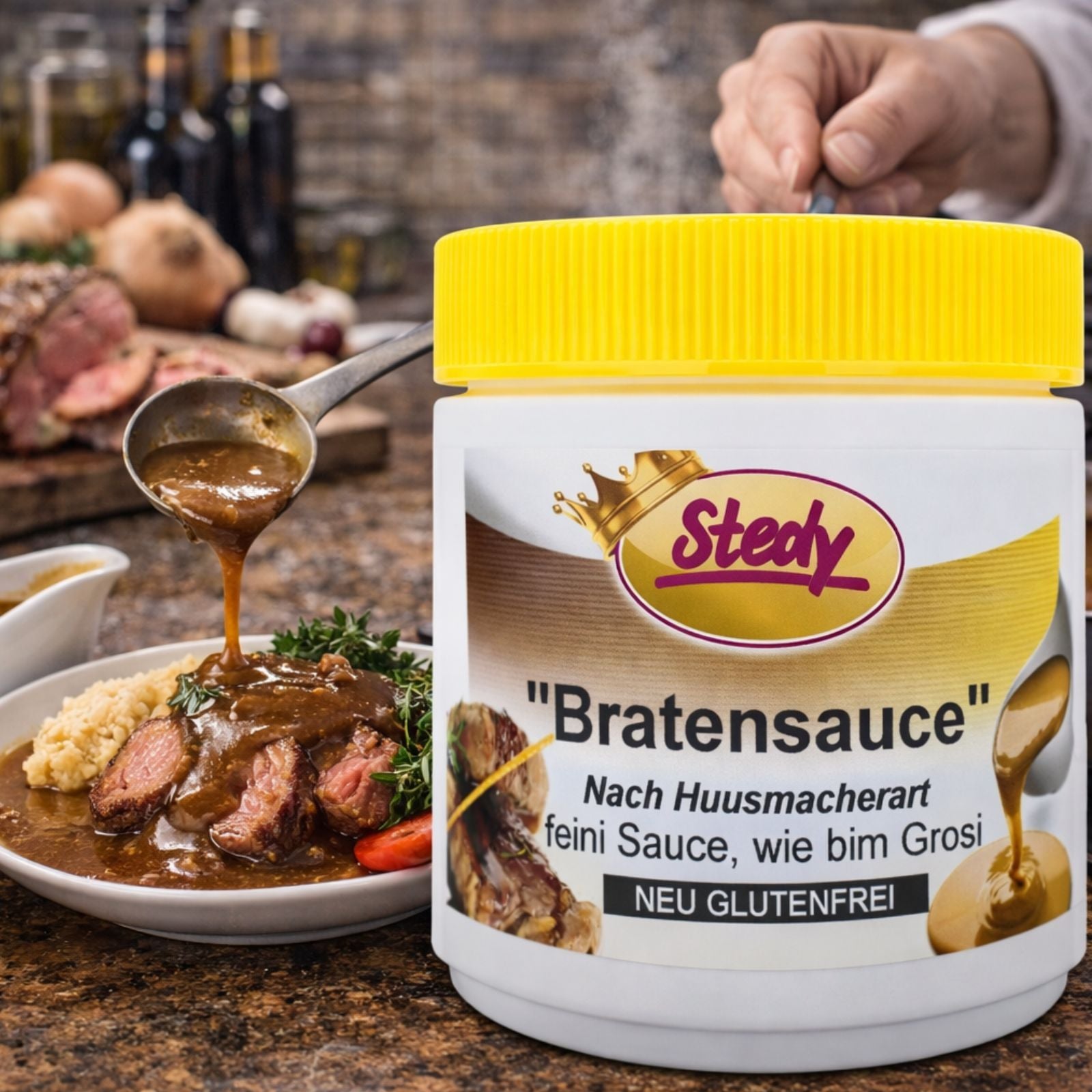 Stedy Bratensauce wird aus dem Becher über ein Fleischgericht gegossen