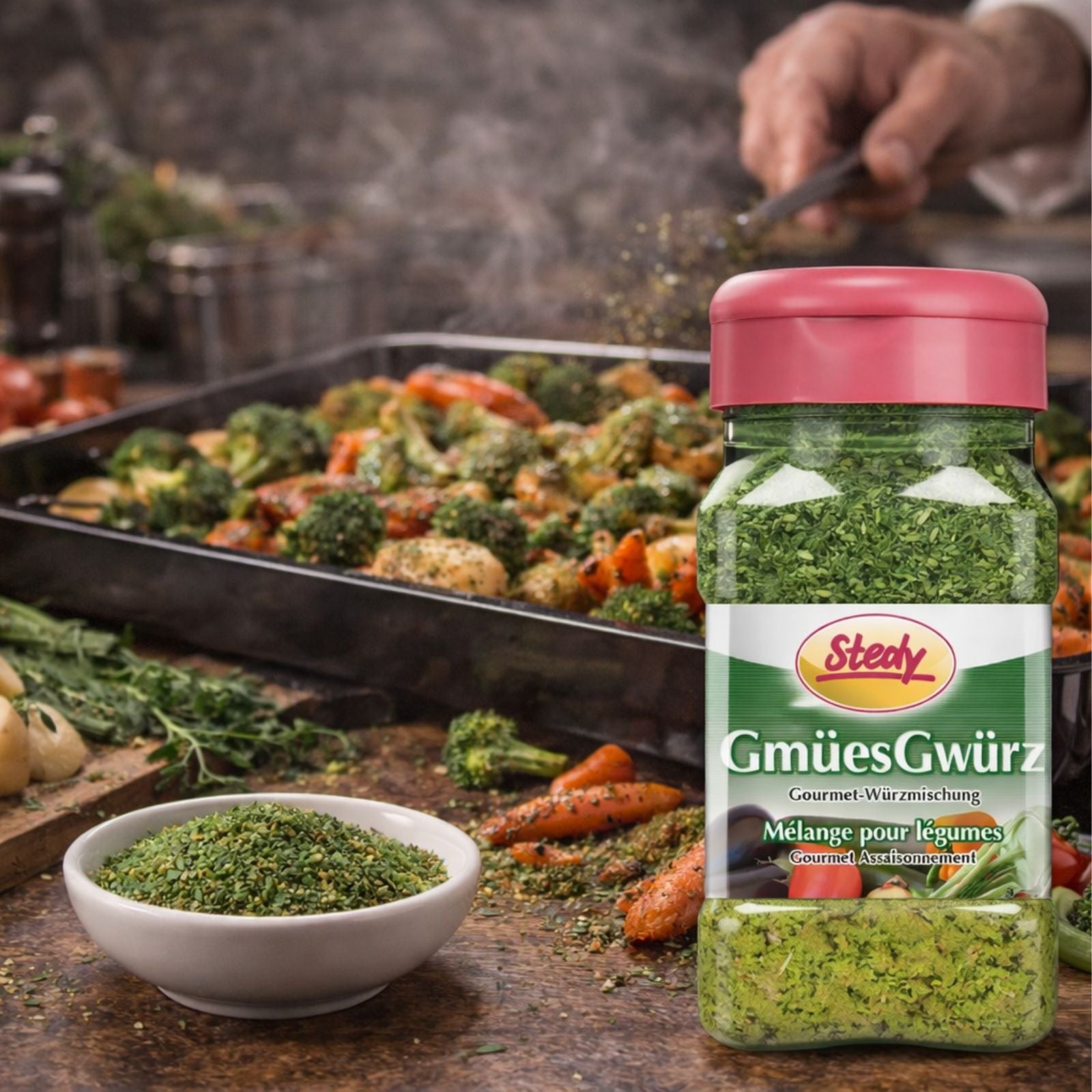Gmües-Gewürz vor Grillplatte mit Gemüse und Streuer im Fokus.