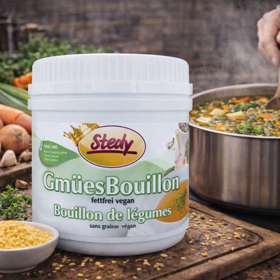Gmües Bouillon von Stedy neben einem Topf mit Suppe und frischen Zutaten arrangiert