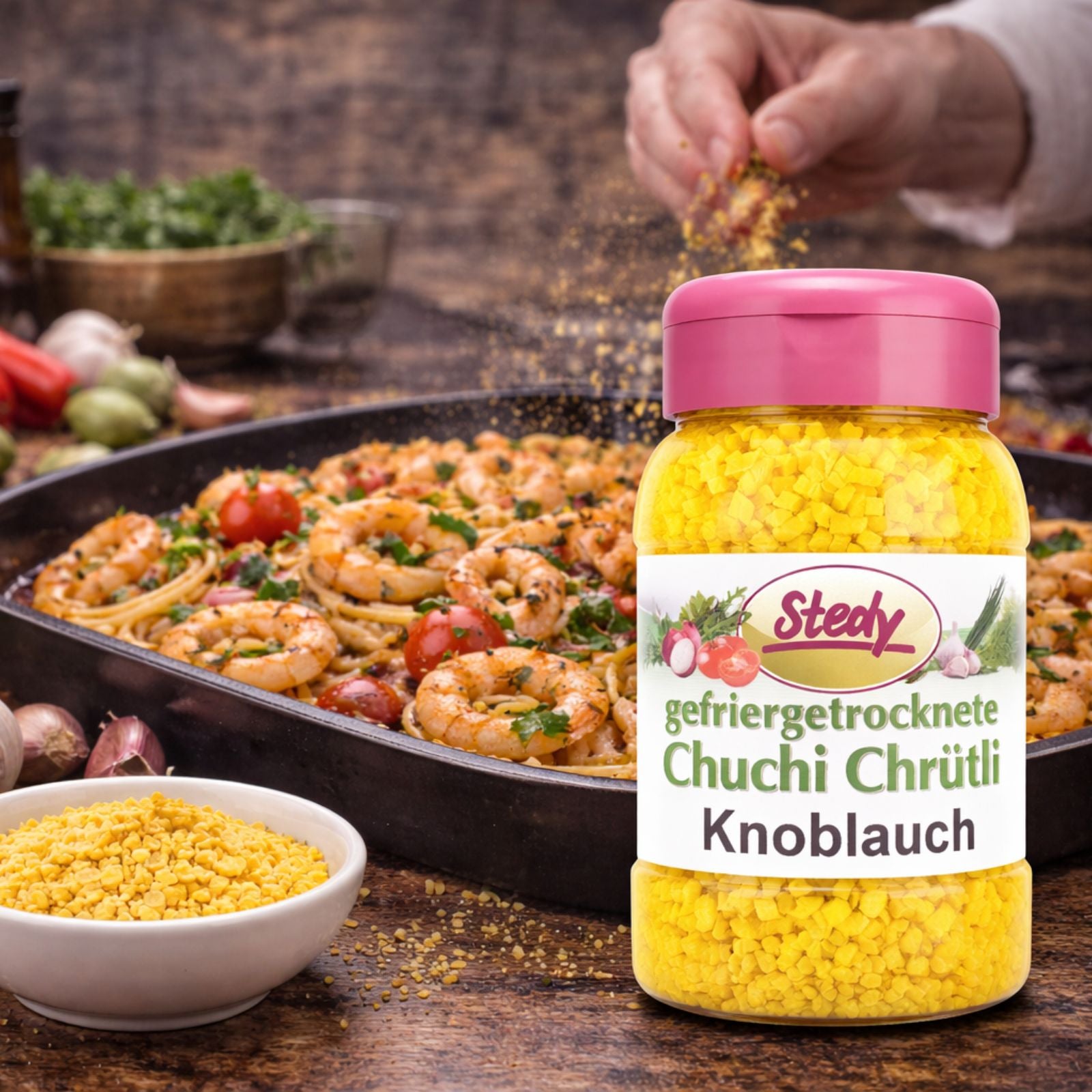 Gefriergetrockneter Stedy-Knoblauch beim Verfeinern eines Garnelengerichts mit Knoblauchstreuer im Vordergrund