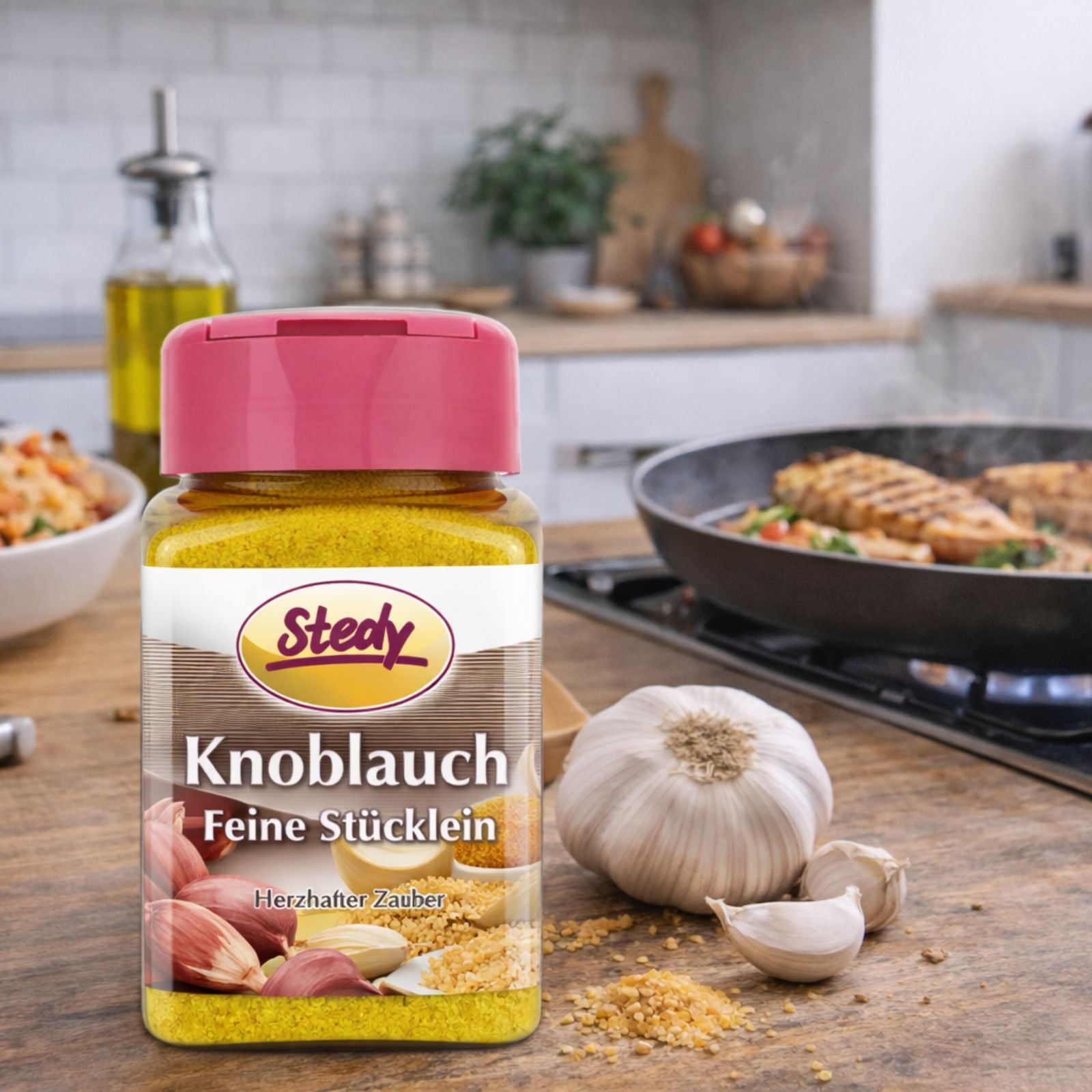 Knoblauchgranulat im Streuer in Küchenszene mit frischen Knoblauchknollen