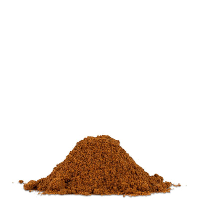 Häufchen fein gemahlene Muskatnuss, braunes Gewürzpulver freigestellt