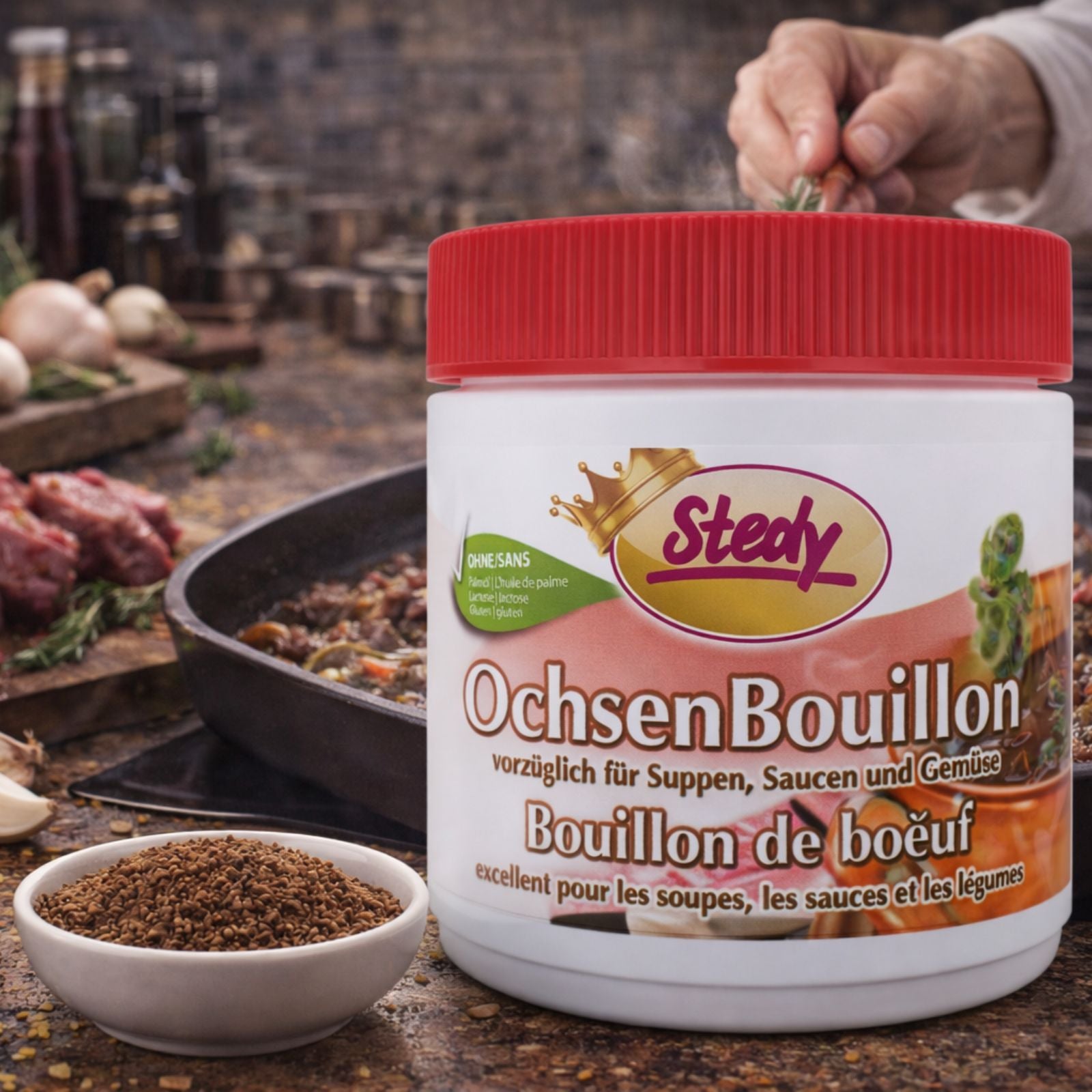 Ochsenbouillon von Stedy wird beim Kochen verwendet, mit Gewürzen und Topf im Hintergrund