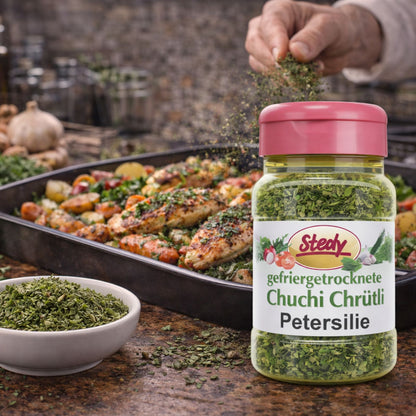 Gefriergetrocknete Petersilie von Stedy neben einem Blech mit Gemüse aus dem Ofen, Anwendung im Hintergrund.