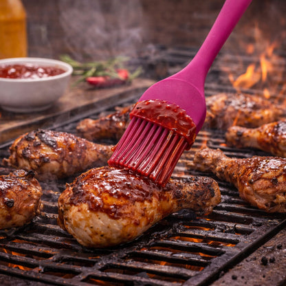 Grillpinsel im Einsatz beim Bestreichen von saftigem Grillfleisch mit Marinade