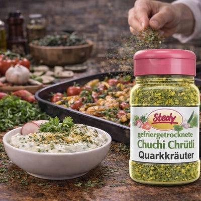 Stedy Quarkkräuter vor Gericht mit Hand, die Kräuter darüber streut, daneben Schale mit Kräutern