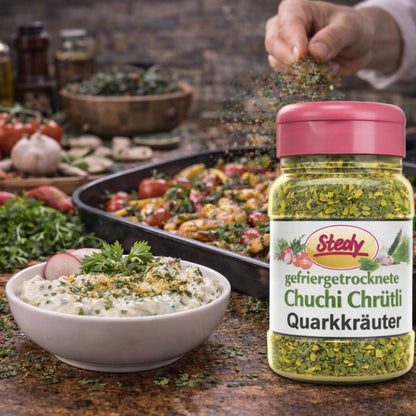 Stedy Quarkkräuter vor Gericht mit Hand, die Kräuter darüber streut, daneben Schale mit Kräutern