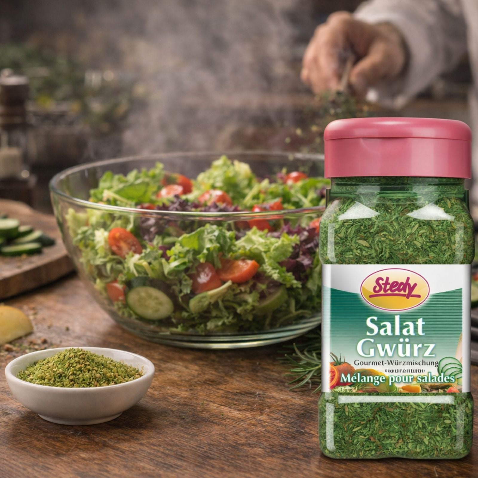 Stedy SalatGwürz neben frischem Salat in einer Küche – mit Einsatzbeispiel