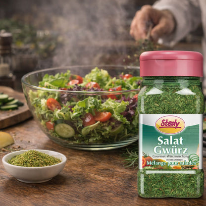 Stedy SalatGwürz neben frischem Salat in einer Küche – mit Einsatzbeispiel