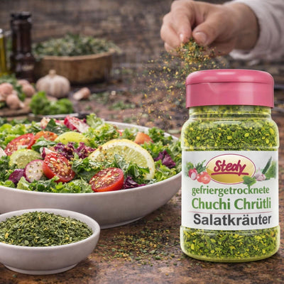 Stedy Salatkräuter beim Verfeinern eines frischen Salats in Küchenszene verwendet