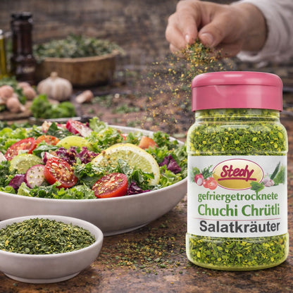 Stedy Salatkräuter beim Verfeinern eines frischen Salats in Küchenszene verwendet