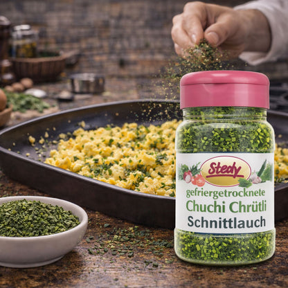 Schnittlauch von Stedy wird über Rührei gestreut, Dose im Vordergrund sichtbar