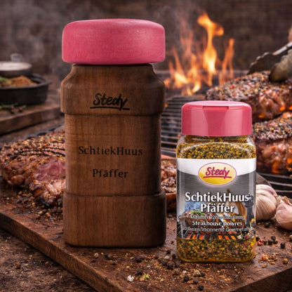 Stedy SchtiekHuüs Pfäffer Holzstreuer und Gewürzstreuer auf Grillplatte mit Flammen