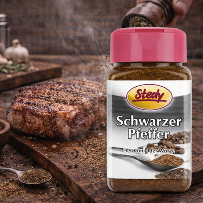 Stedy Schwarzer Pfeffer im Streuer neben gegrilltem Steak in Pfanne