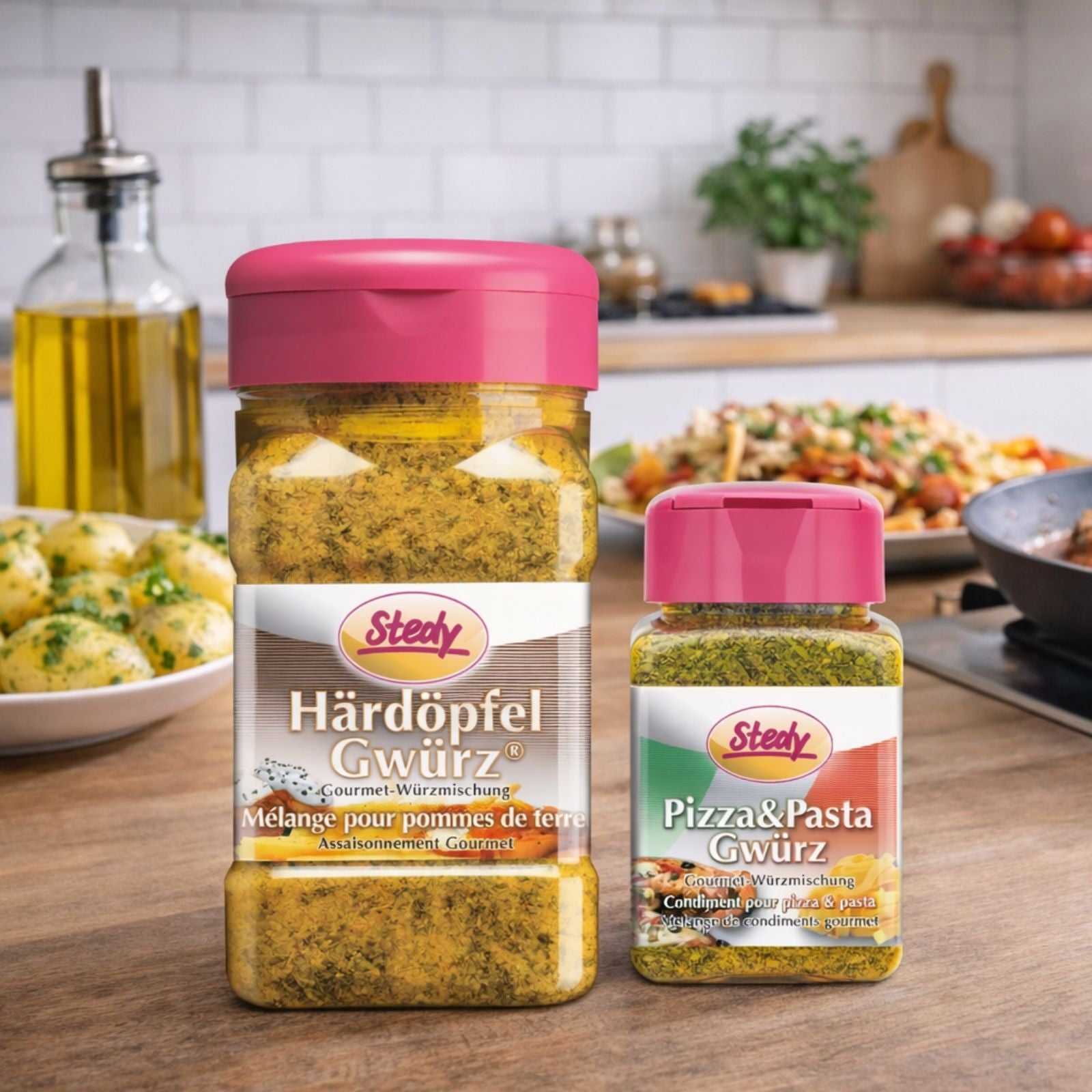 Stedy Härdöpfel Gewürz und Pizza & Pasta Gewürz auf Küchentisch mit Gericht im Hintergrund