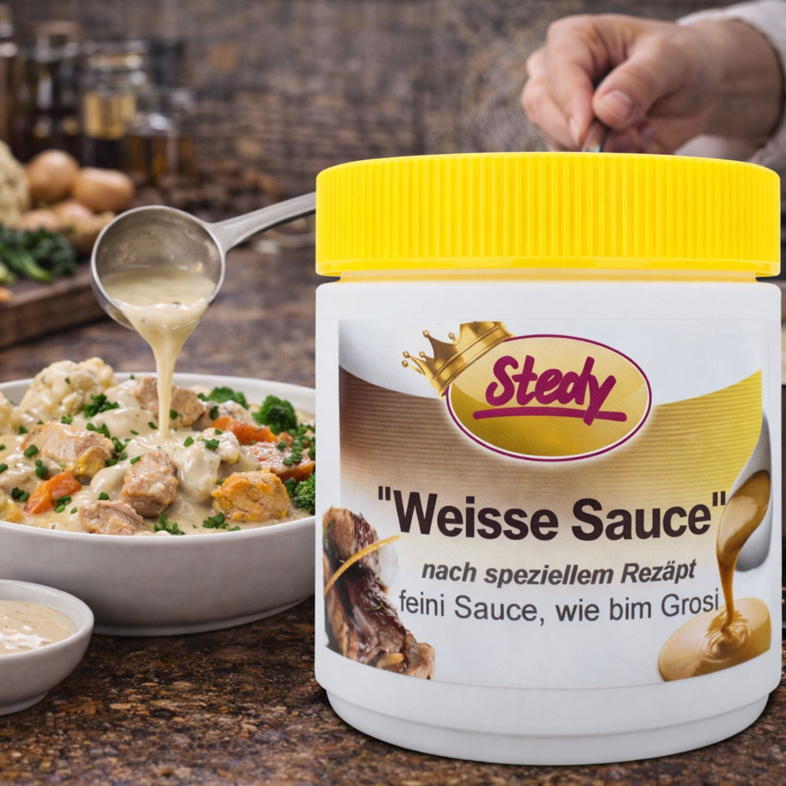 Stedy Weisse Sauce wird aus dem Becher über ein cremiges Gericht gegossen