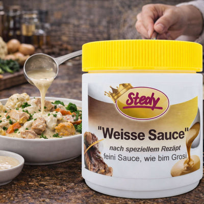 Stedy Weisse Sauce wird aus dem Becher über ein cremiges Gericht gegossen