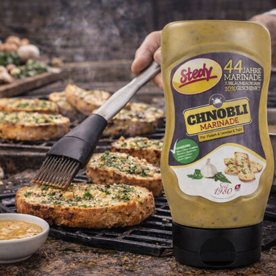 Stedy Chnobli Marinade beim Bestreichen von Grillfleisch, Anwendungsszene