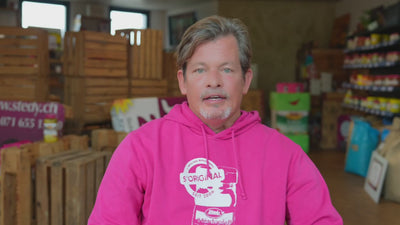 Video-Vorschau mit Person im pinken Stedy-Hoodie im Verkaufsumfeld.