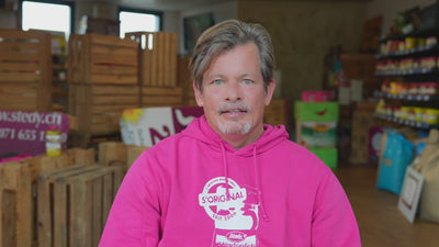 Interview im laden mit pinkem Stedy-Pullover.