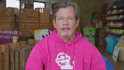 Stedy Teammitglied mit pinkem Hoodie im Interview – Videovorschau