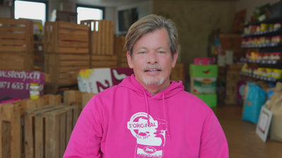 Video mit dem Stedy-Produzenten im pinken Hoodie im Verkaufsraum – persönliche Vorstellung des Gewürzes.