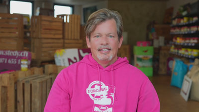 Videovorschau mit Stedy Teammitglied im Laden, trägt pinken Hoodie. Thema: Anwendung FischGwürz.