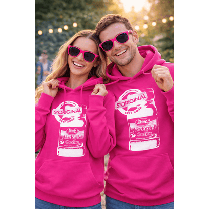 Mann und Frau im pinken Steady-Hoodie, lachend im Freien