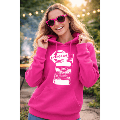 Frau trägt pinken Steady-Hoodie und Sonnenbrille im Outdoor-Setting