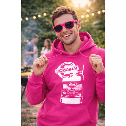 Mann im pinken Steady-Hoodie und Sonnenbrille, lächelnd im Freien